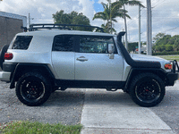 Image 10 of 35 of a 2007 TOYOTA FJ CRUISER S