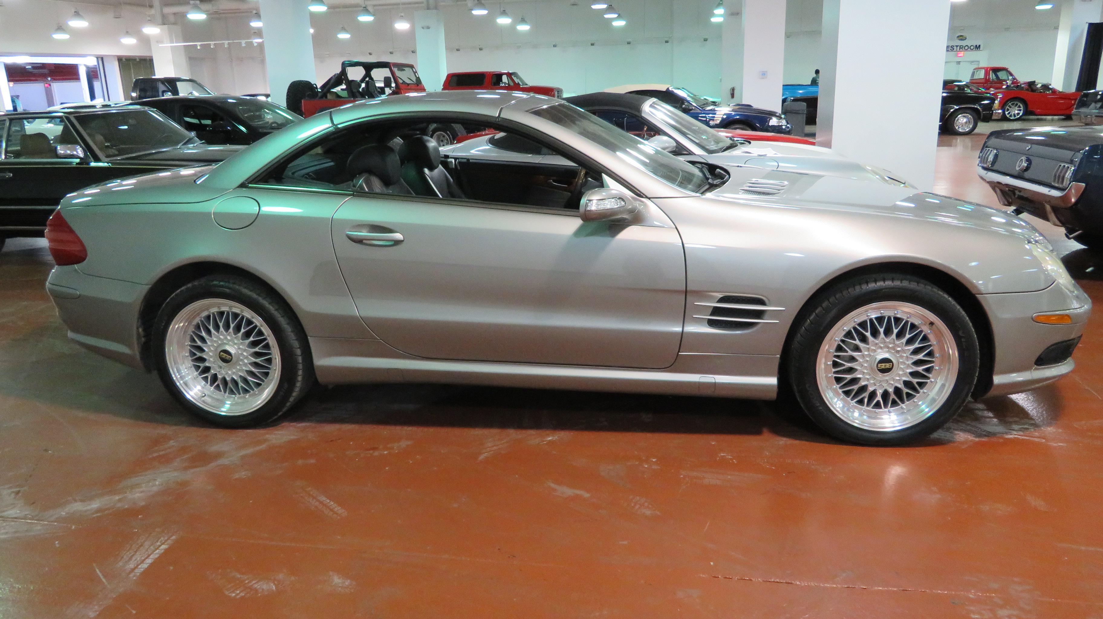 2nd Image of a 2005 MERCEDES-BENZ SL-CLASS SL500