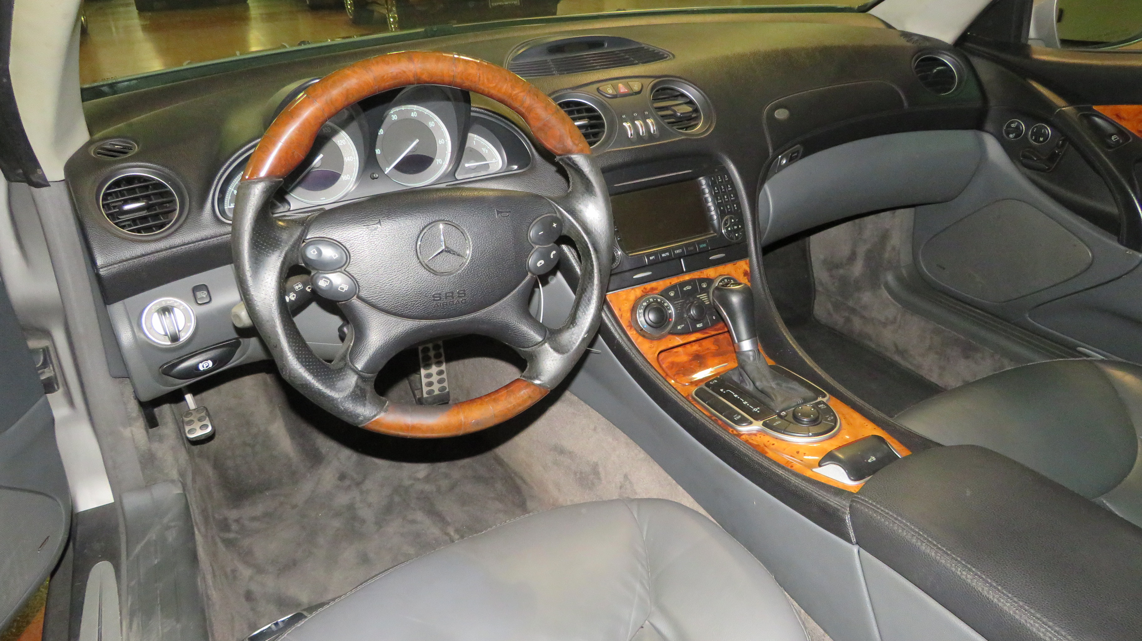 4th Image of a 2005 MERCEDES-BENZ SL-CLASS SL500