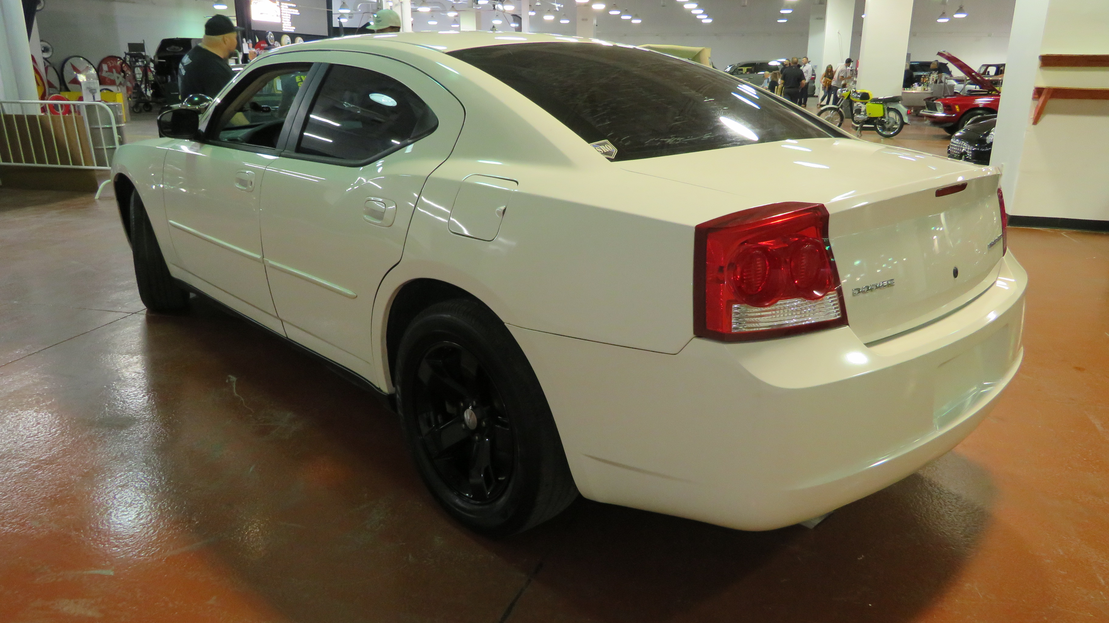 5th Image of a 2010 DODGE CHARGER POLICE