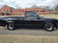 Image 8 of 17 of a 1998 CHEVROLET C1500