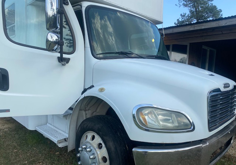 2nd Image of a 2003 FREIGHTLINER M2 BUSINESS