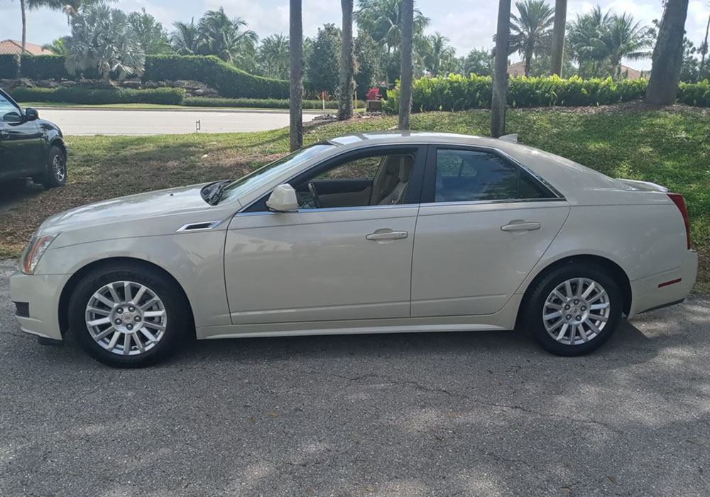 2nd Image of a 2011 CADILLAC CTS LUXURY