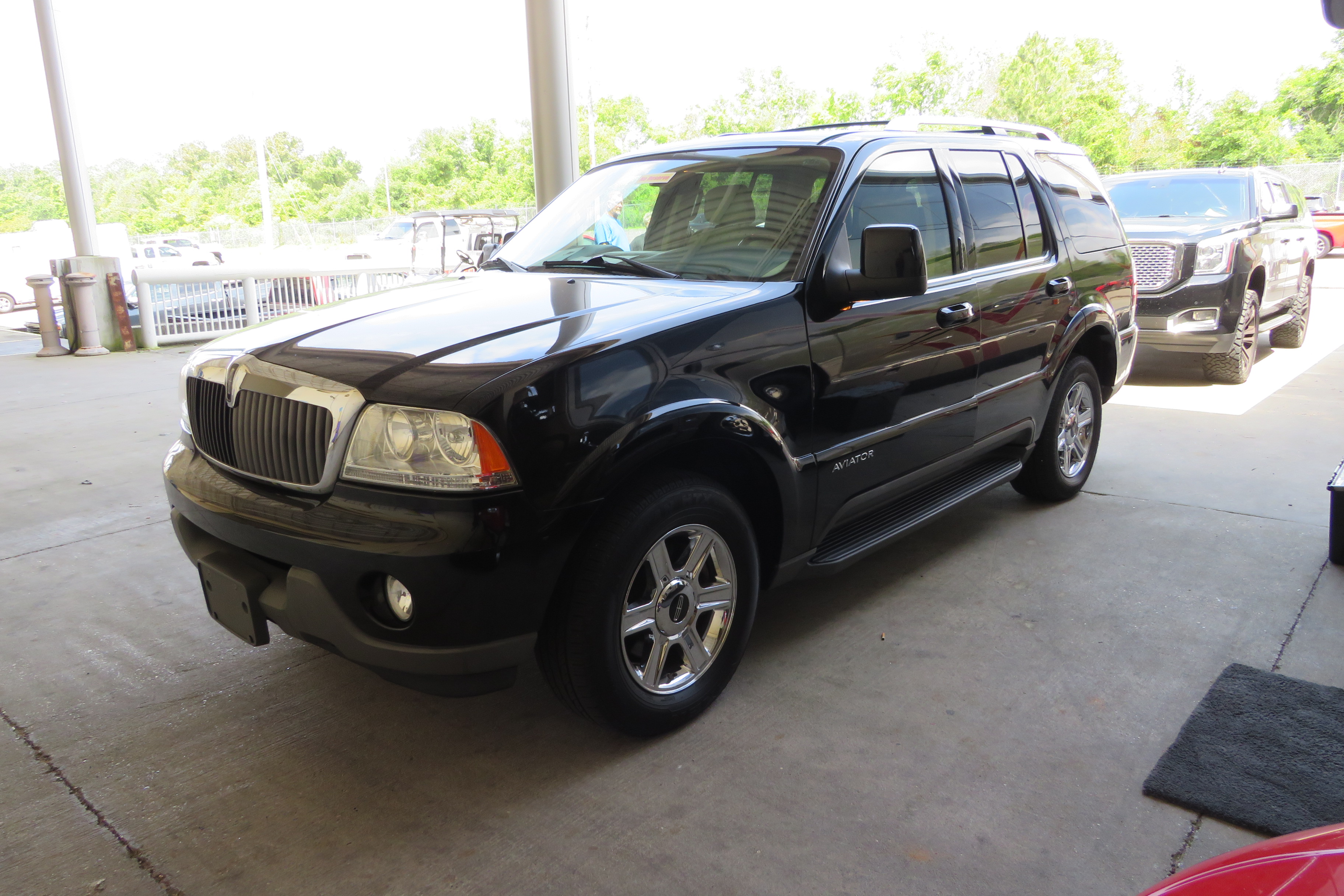 1st Image of a 2004 LINCOLN AVIATOR