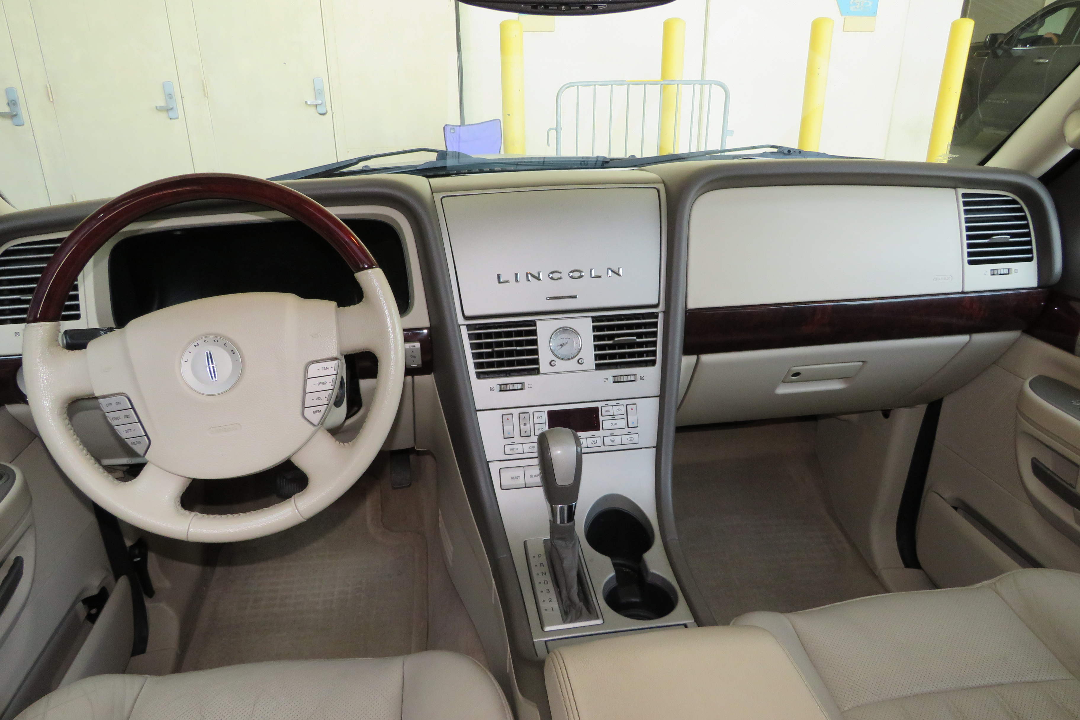 5th Image of a 2004 LINCOLN AVIATOR