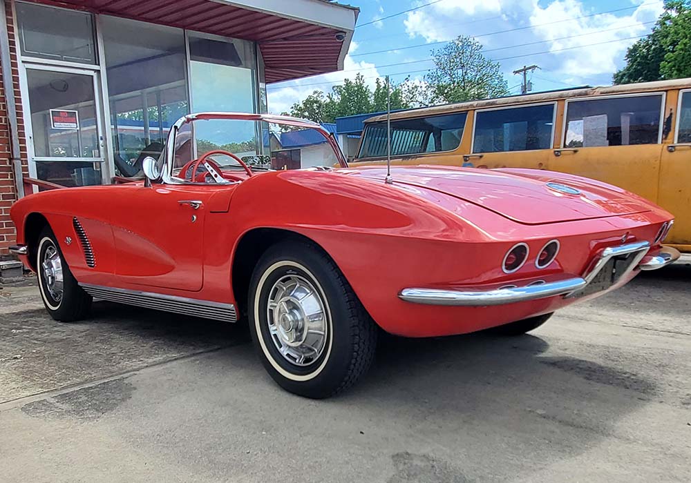 3rd Image of a 1962 CHEVROLET CORVETTE