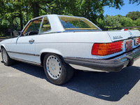 Image 4 of 13 of a 1988 MERCEDES-BENZ 560 SL