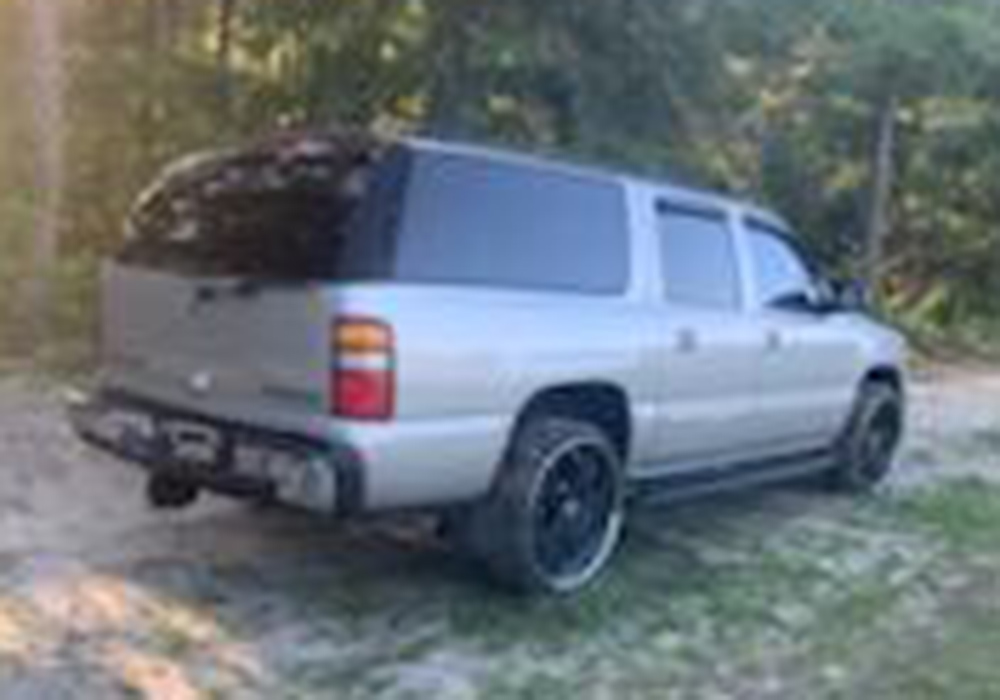 3rd Image of a 2004 CHEVROLET SUBURBAN K1500 LT