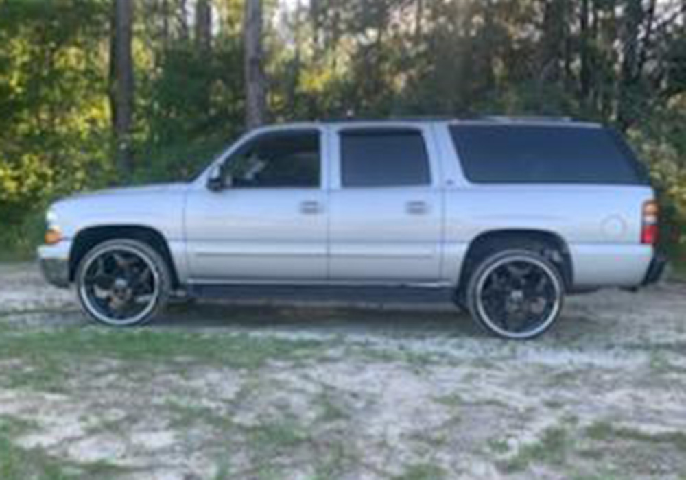 4th Image of a 2004 CHEVROLET SUBURBAN K1500 LT