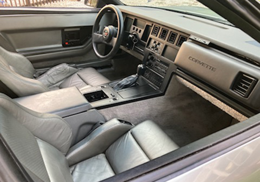 3rd Image of a 1986 CHEVROLET CORVETTE