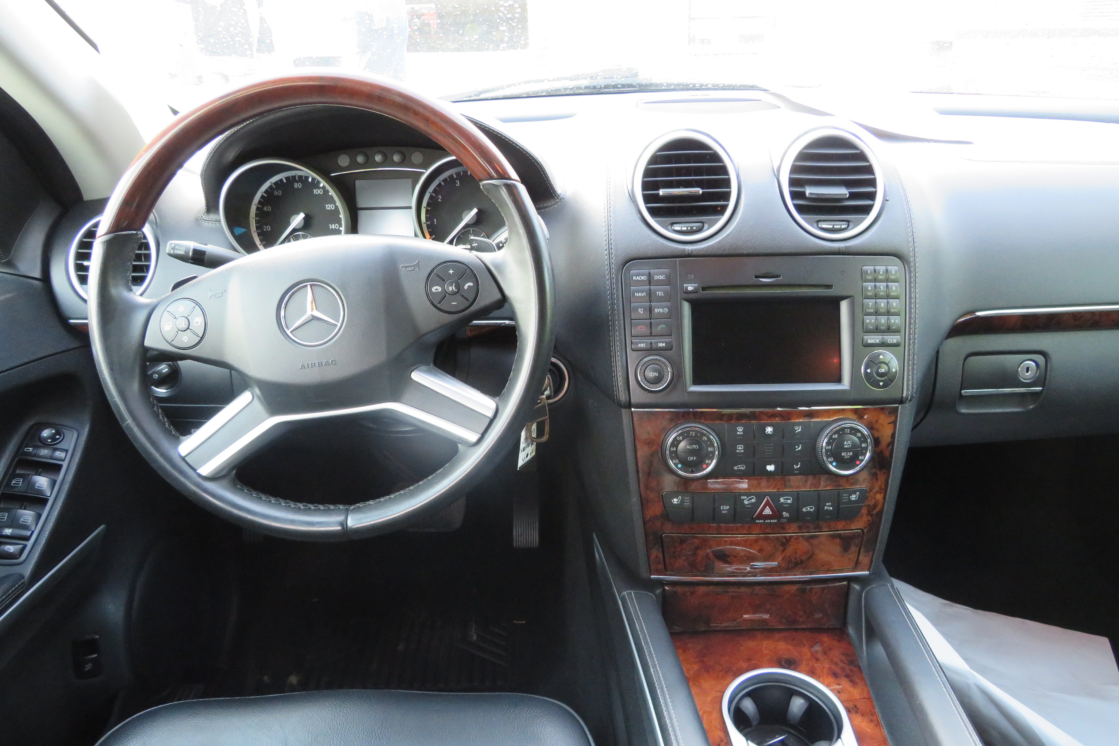 3rd Image of a 2011 MERCEDES-BENZ GL-CLASS GL450 4MATIC