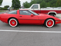 Image 3 of 14 of a 1985 CHEVROLET CORVETTE