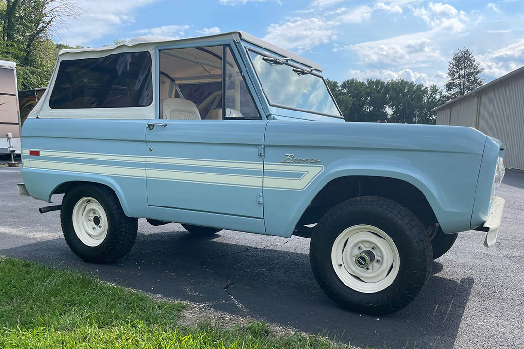 2nd Image of a 1967 FORD BRONCO
