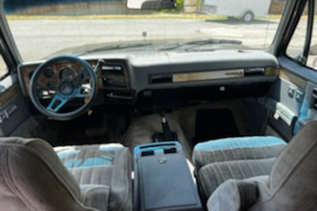 2nd Image of a 1989 CHEVROLET SUBURBAN