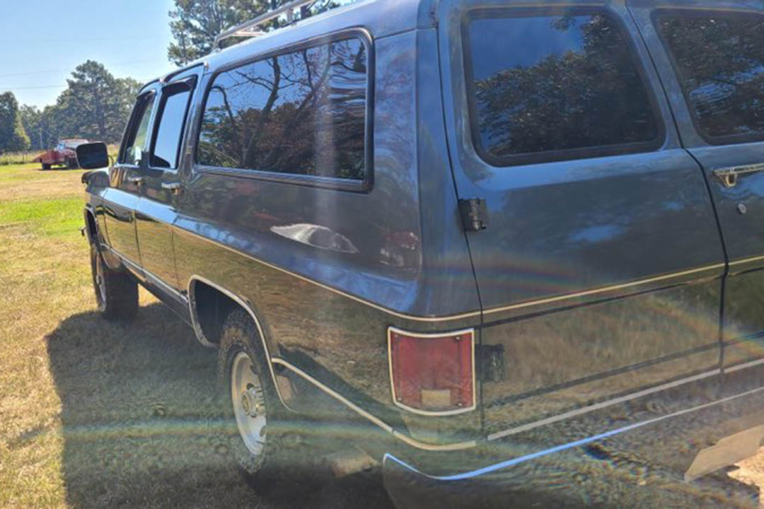 2nd Image of a 1989 CHEVROLET SUBURBAN V1500