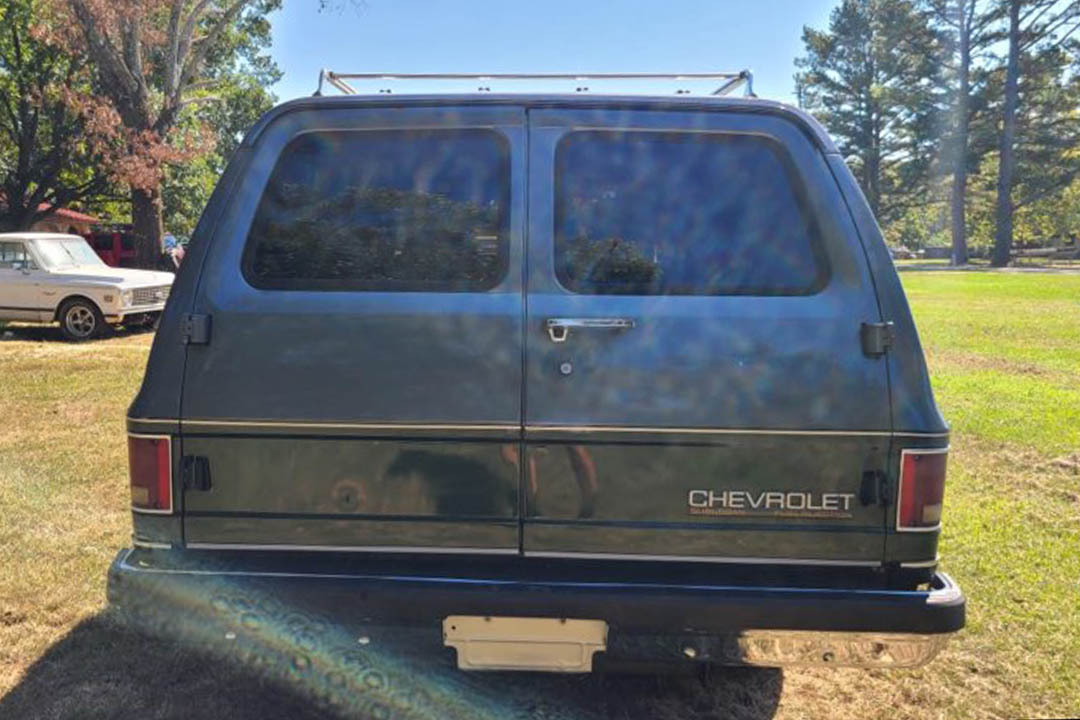 4th Image of a 1989 CHEVROLET SUBURBAN V1500