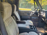 Image 11 of 15 of a 1989 CHEVROLET SUBURBAN V1500