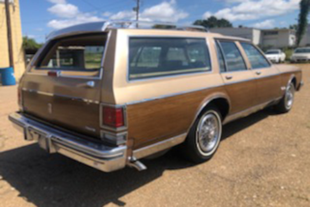 2nd Image of a 1986 OLDSMOBILE CUSTOM CRUISER