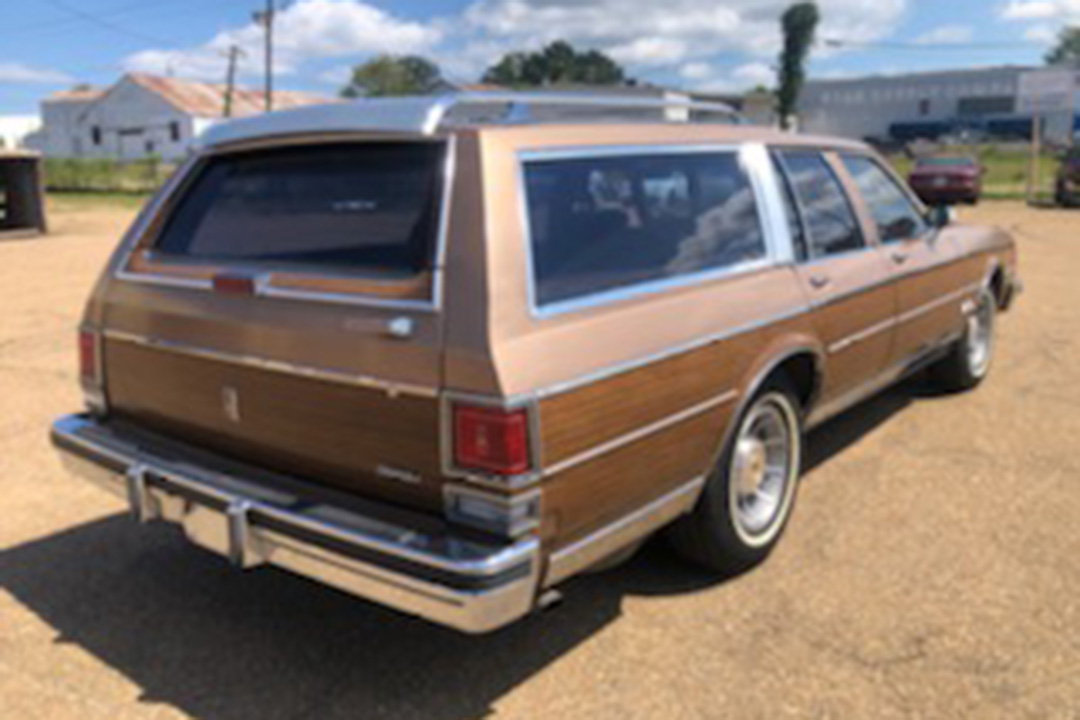 2nd Image of a 1990 OLDSMOBILE CUSTOM CRUISER