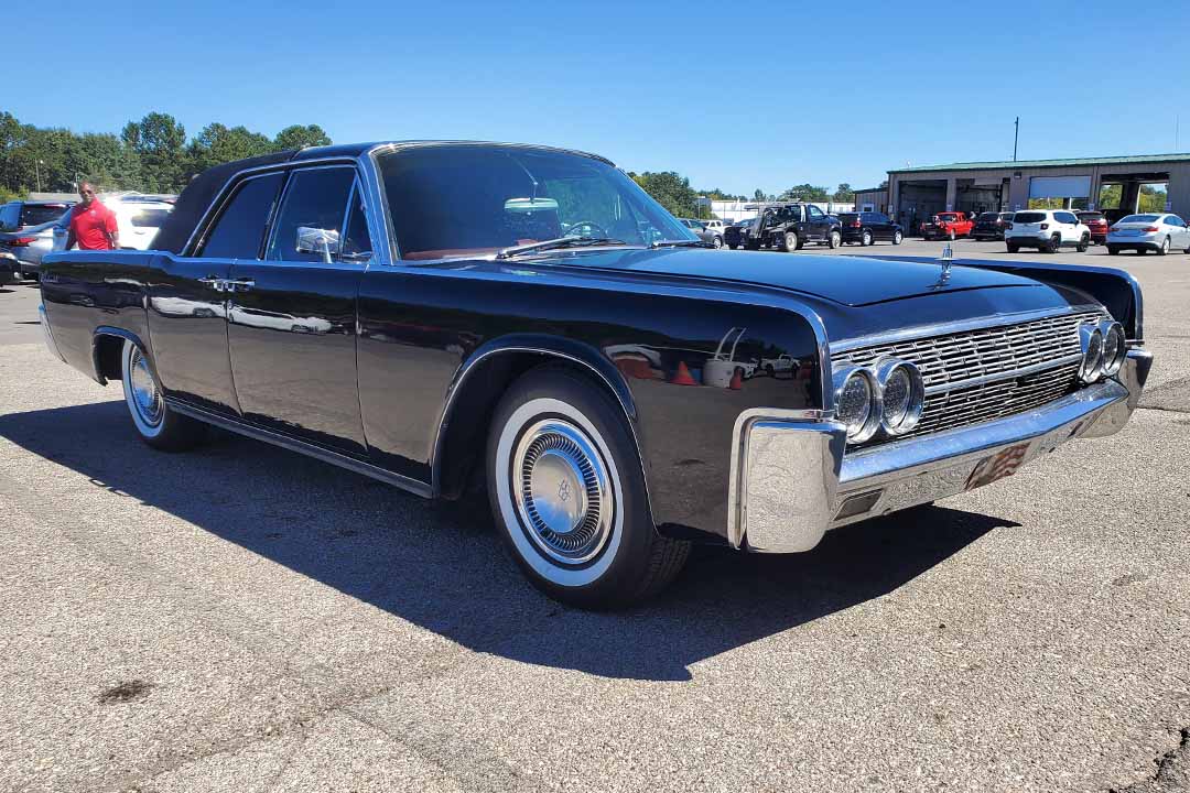 2nd Image of a 1962 LINCOLN CONTINENTAL