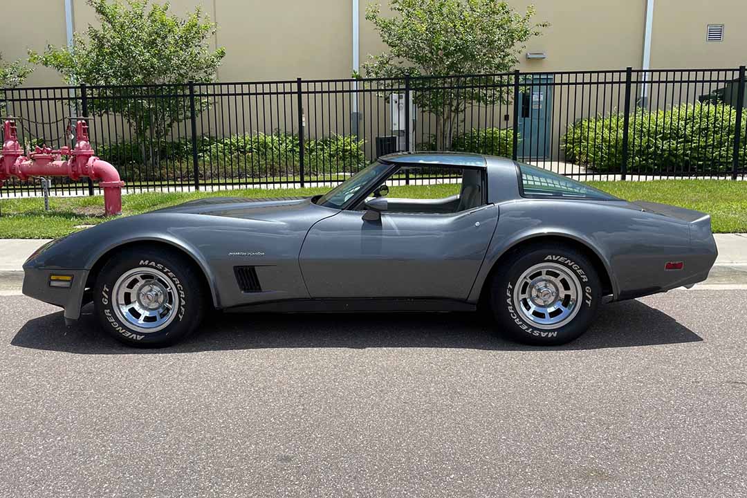 2nd Image of a 1982 CHEVROLET CORVETTE