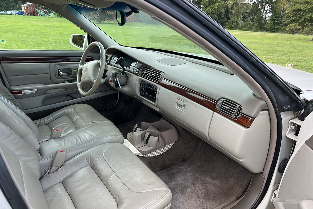 2nd Image of a 1998 CADILLAC DEVILLE