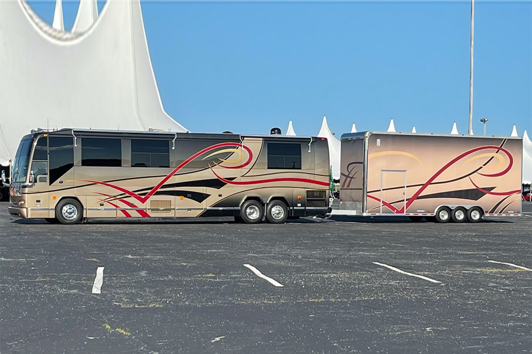 2nd Image of a 2003 PREVOST FEATHERLITE H3-45