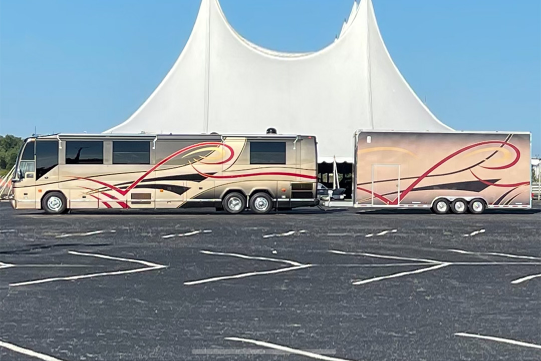 3rd Image of a 2003 PREVOST FEATHERLITE H3-45