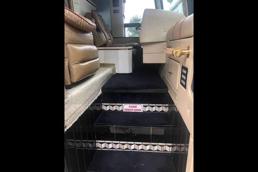 14th Image of a 2003 PREVOST FEATHERLITE H3-45