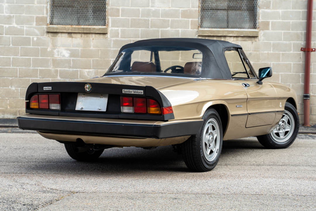 2nd Image of a 1986 ALFA ROMEO SPIDER VELOCE