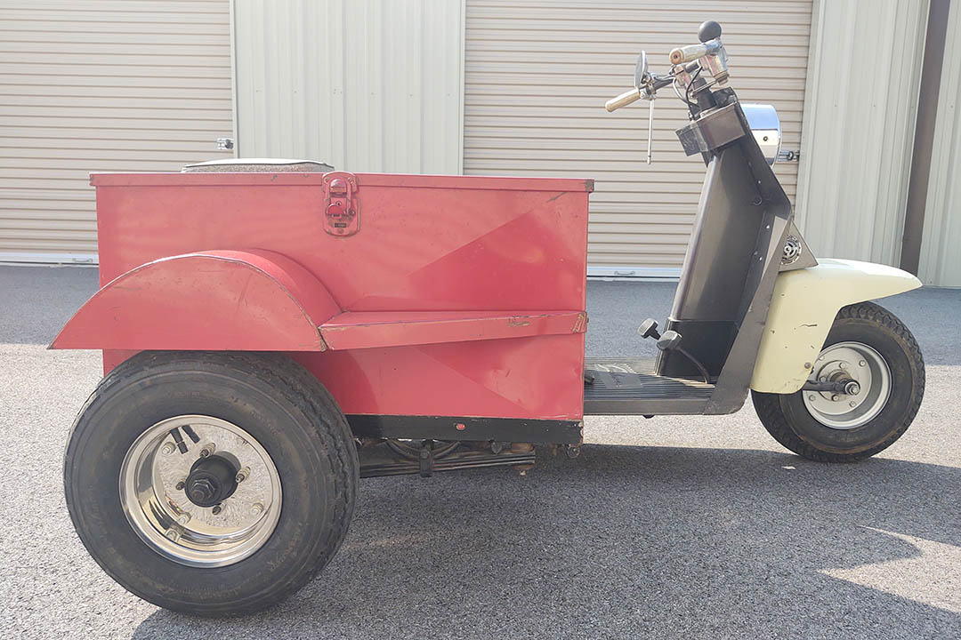 2nd Image of a 1961 CUSHMAN MODEL 725 ROADKING