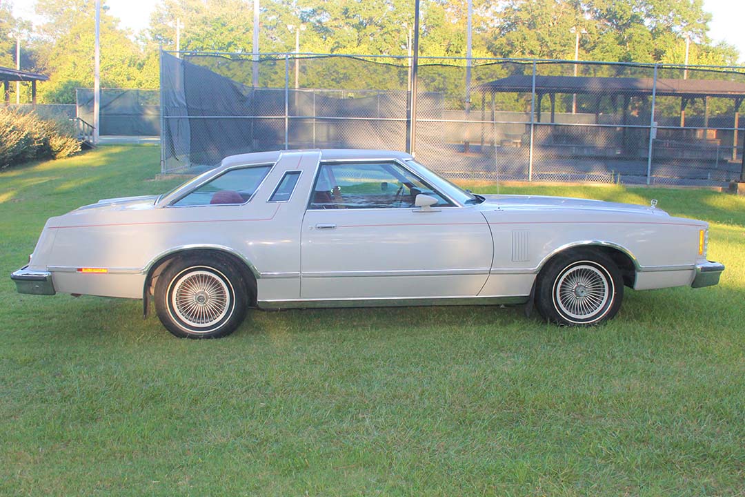 2nd Image of a 1977 FORD THUNDERBIRD