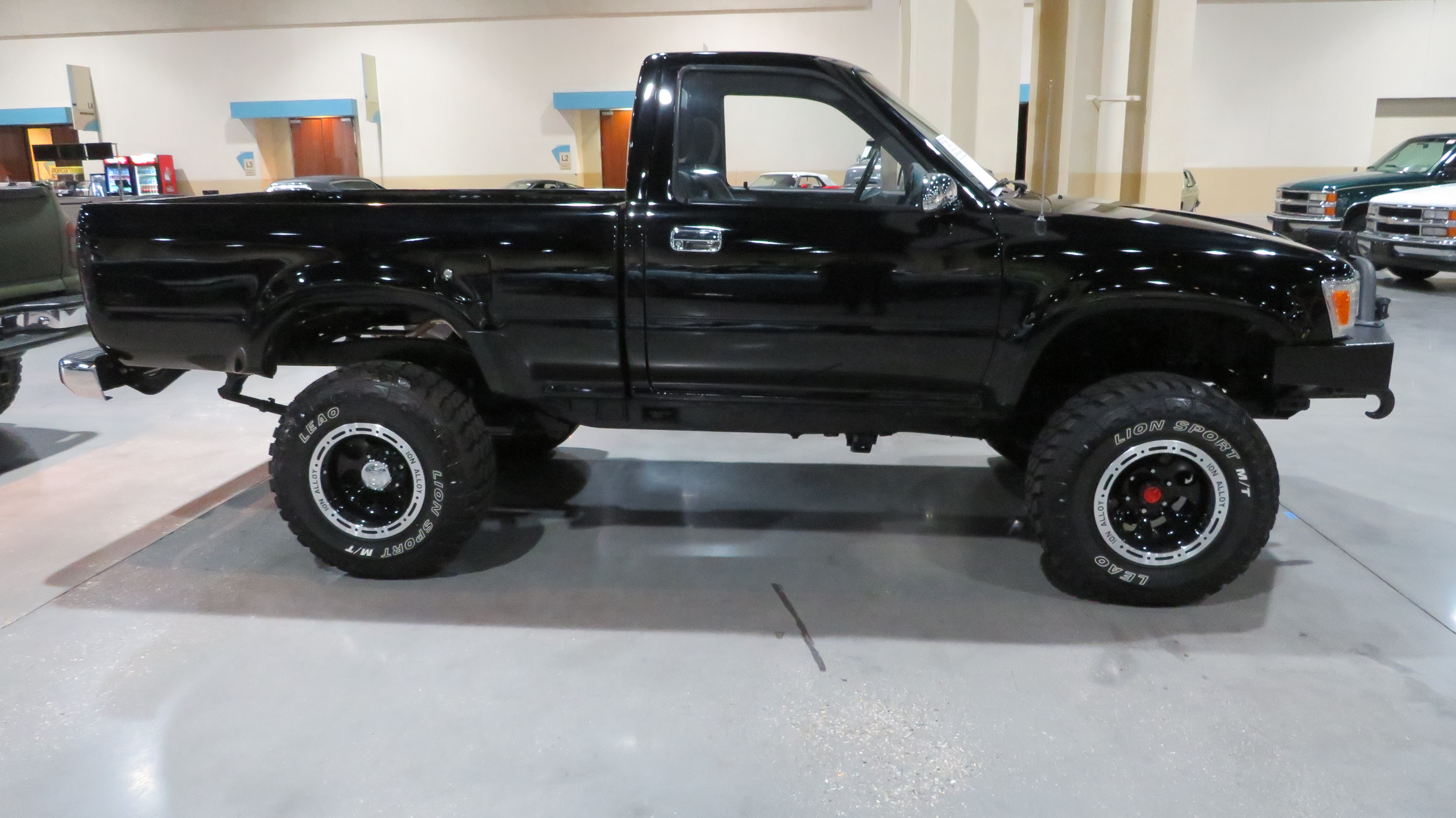 2nd Image of a 1990 TOYOTA PICKUP DELUXE
