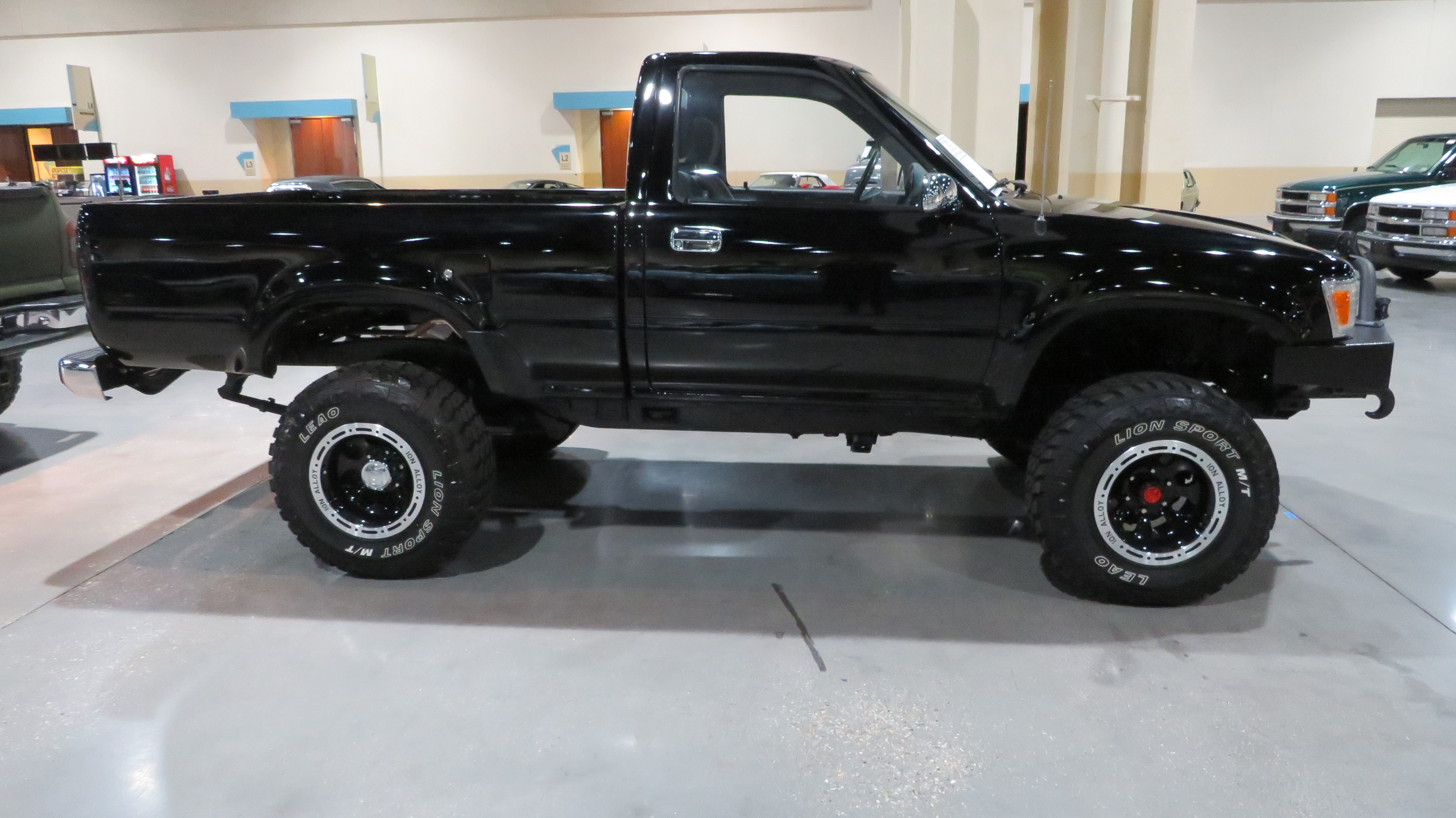 2nd Image of a 1990 TOYOTA PICKUP DELUXE