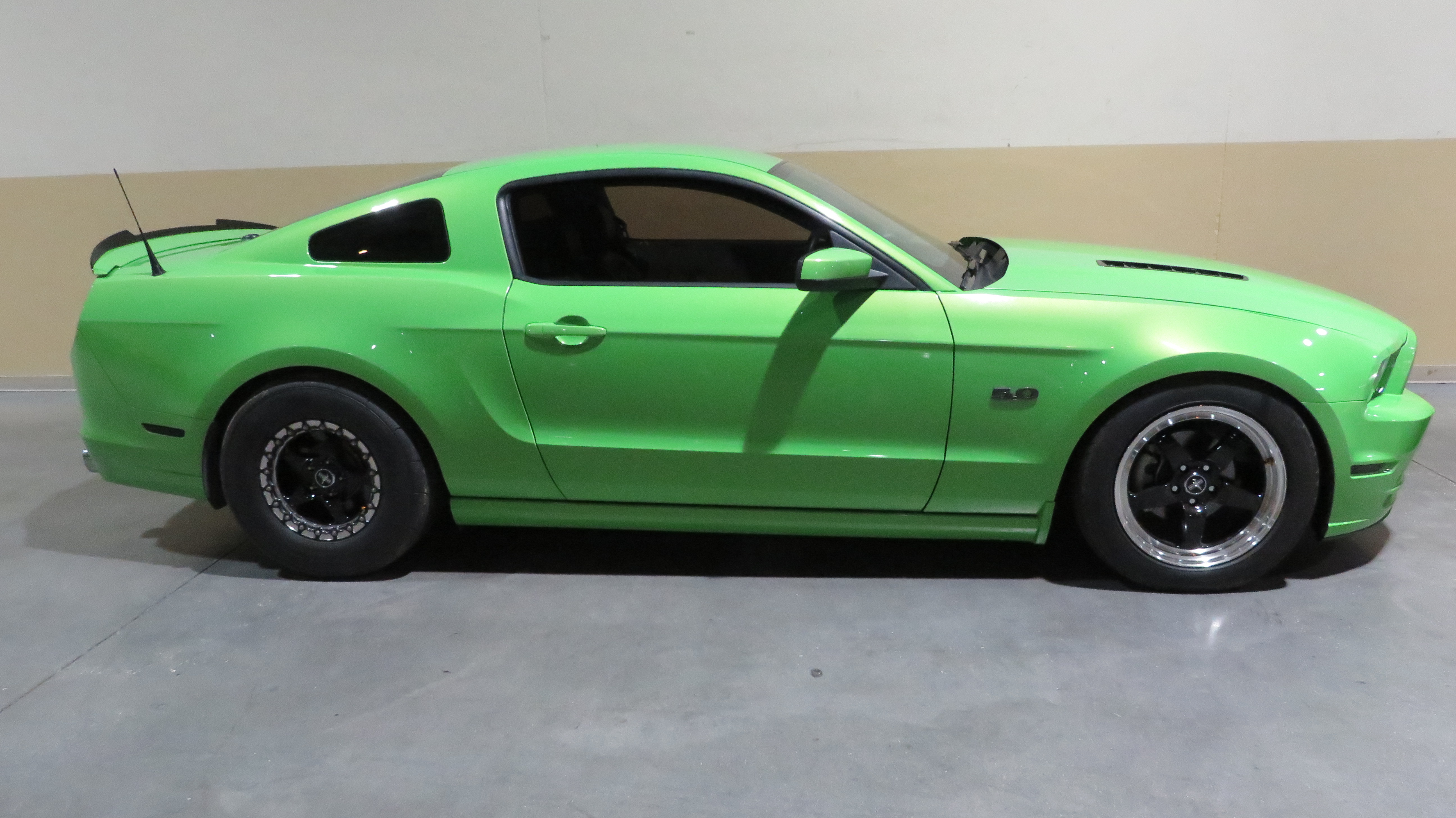 2nd Image of a 2013 FORD MUSTANG GT