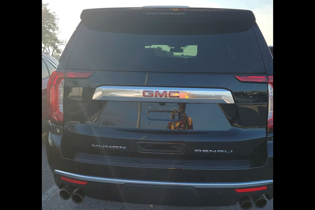 2nd Image of a 2022 GMC YUKON DENALI