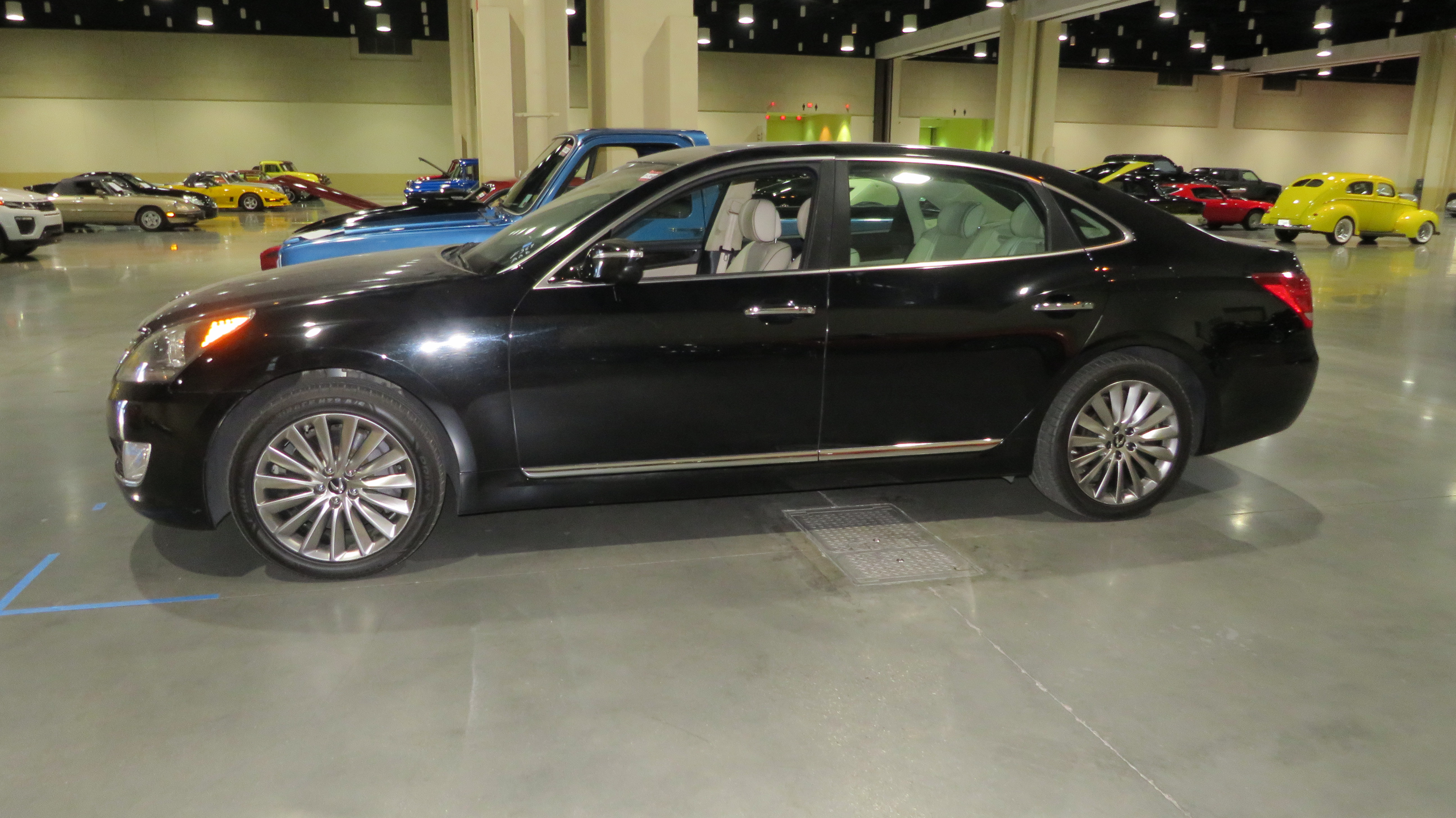 2nd Image of a 2014 HYUNDAI EQUUS