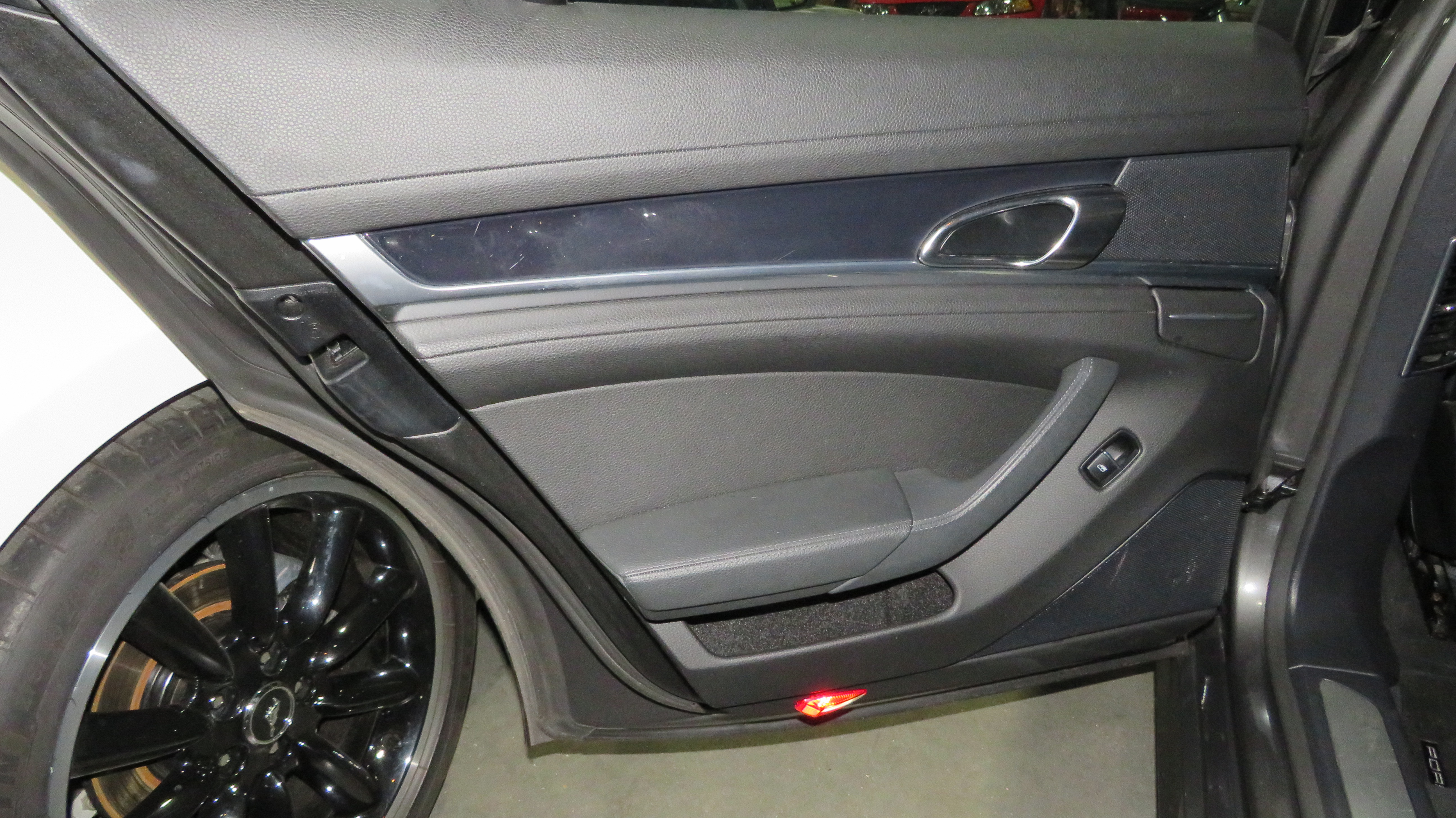 9th Image of a 2014 PORSCHE PANAMERA