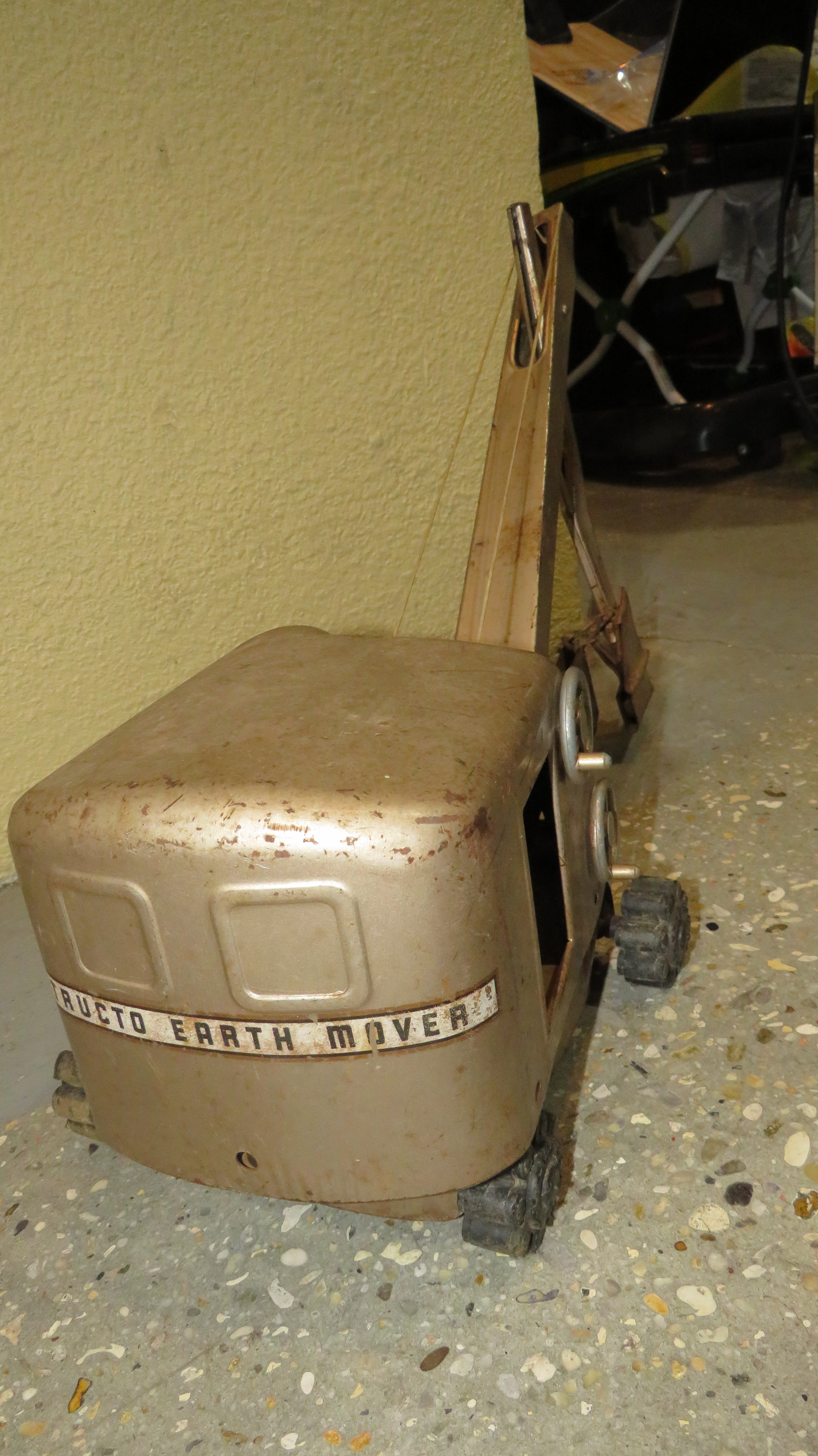 1st Image of a N/A STRUTCO EARTH MOVER VINTAGE METAL