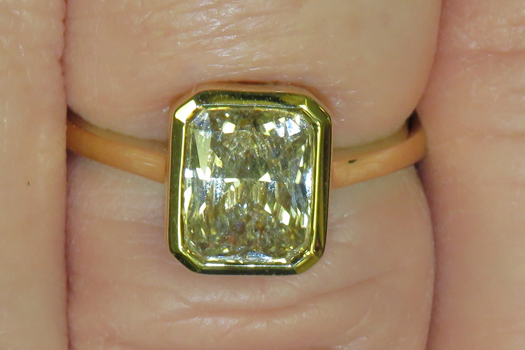 2nd Image of a N/A GOLD DIAMOND RING