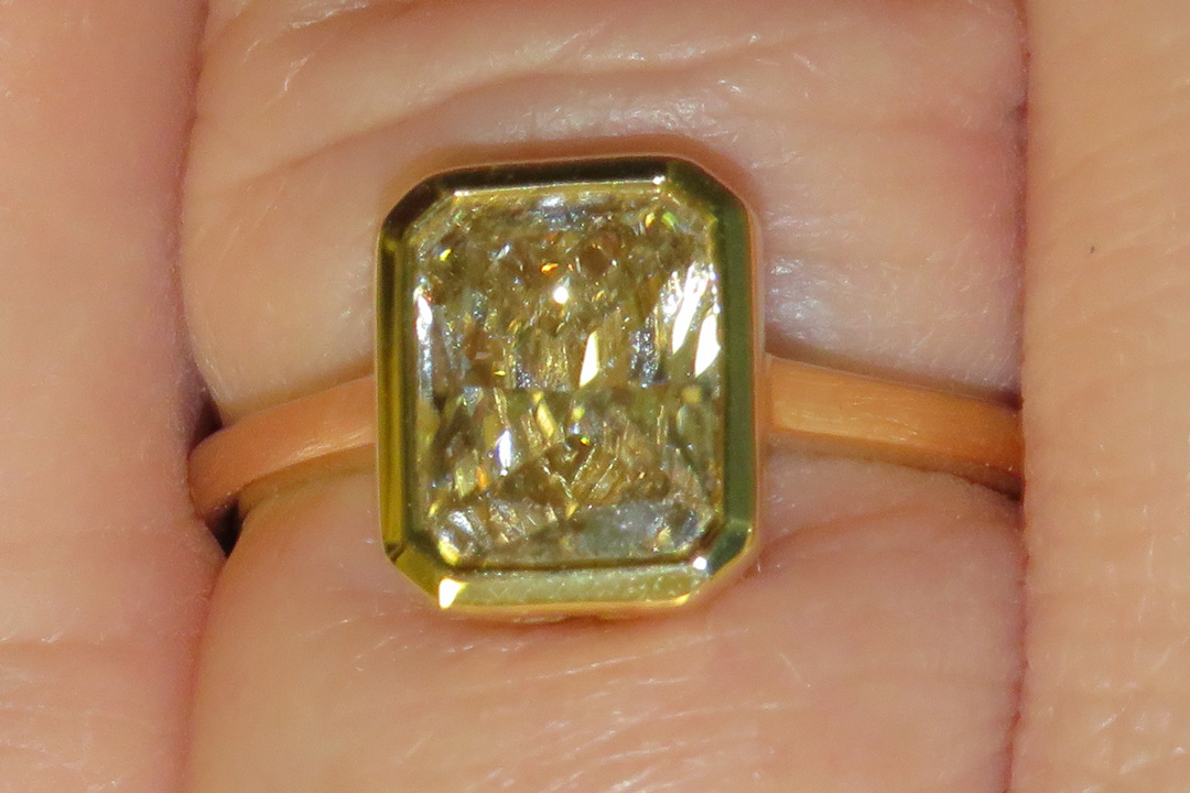 3rd Image of a N/A GOLD DIAMOND RING