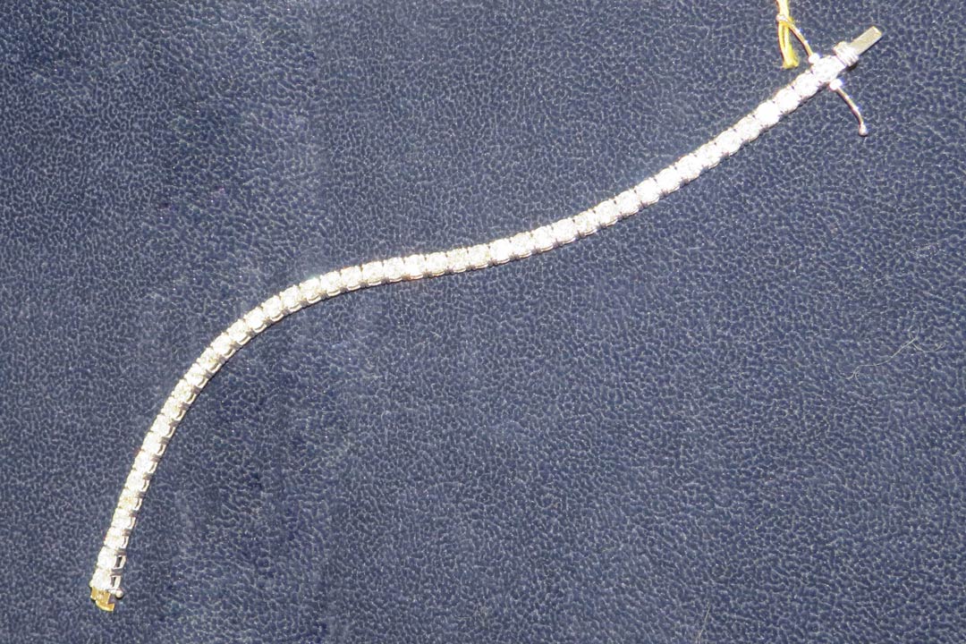 1st Image of a N/A 14K GOLD DIAMOND BRACELET