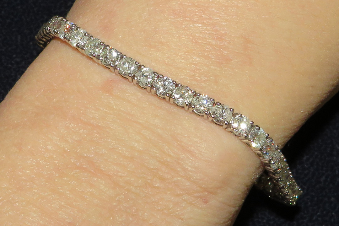 2nd Image of a N/A 14K GOLD DIAMOND BRACELET