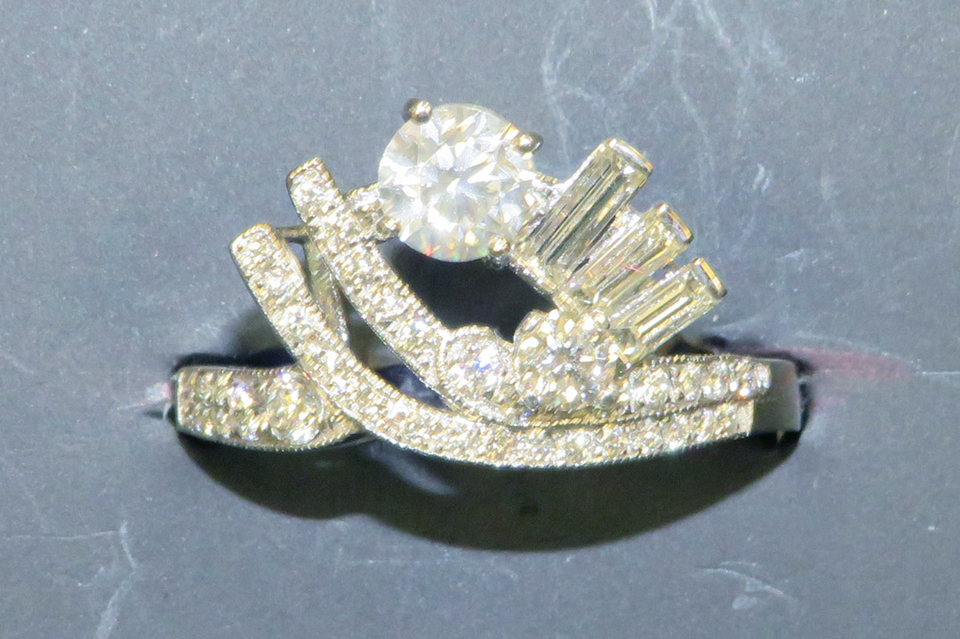 1st Image of a N/A 18K WHITE GOLD DIAMOND RING