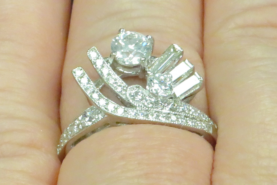 2nd Image of a N/A 18K WHITE GOLD DIAMOND RING