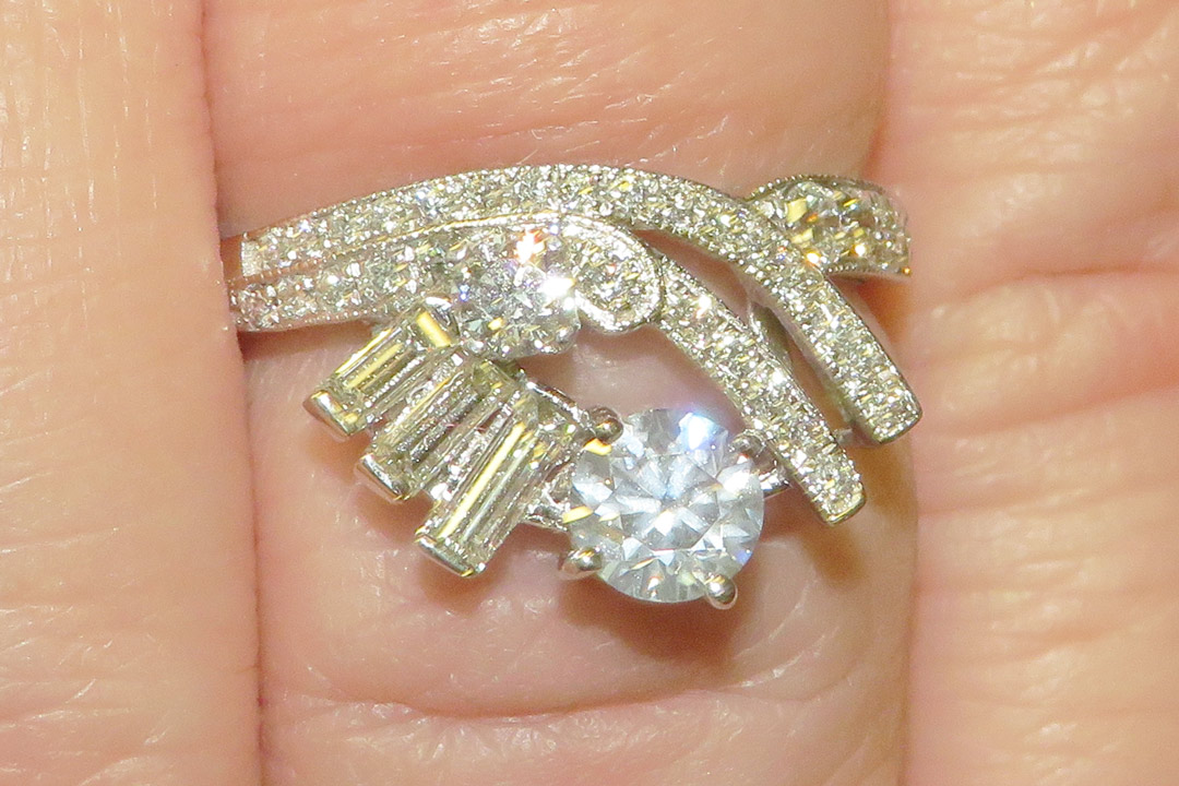 3rd Image of a N/A 18K WHITE GOLD DIAMOND RING