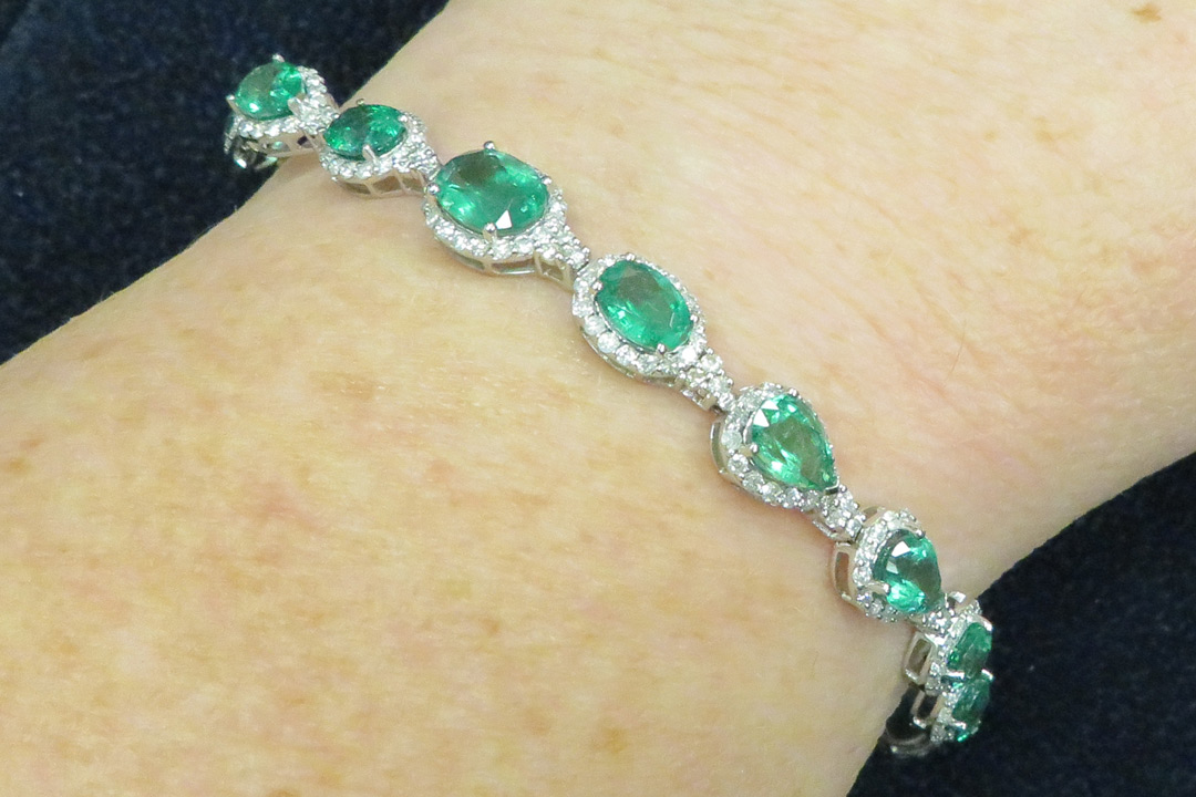 1st Image of a N/A NATURAL EMERALD BERYL AND DIAMOND BRACELET