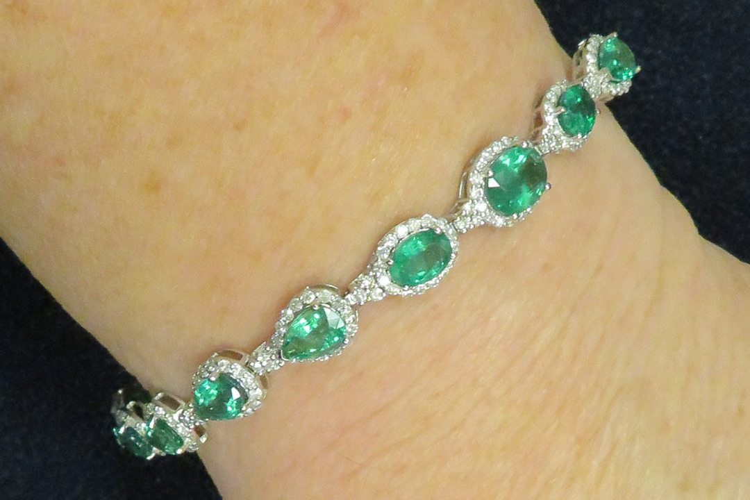 2nd Image of a N/A NATURAL EMERALD BERYL AND DIAMOND BRACELET