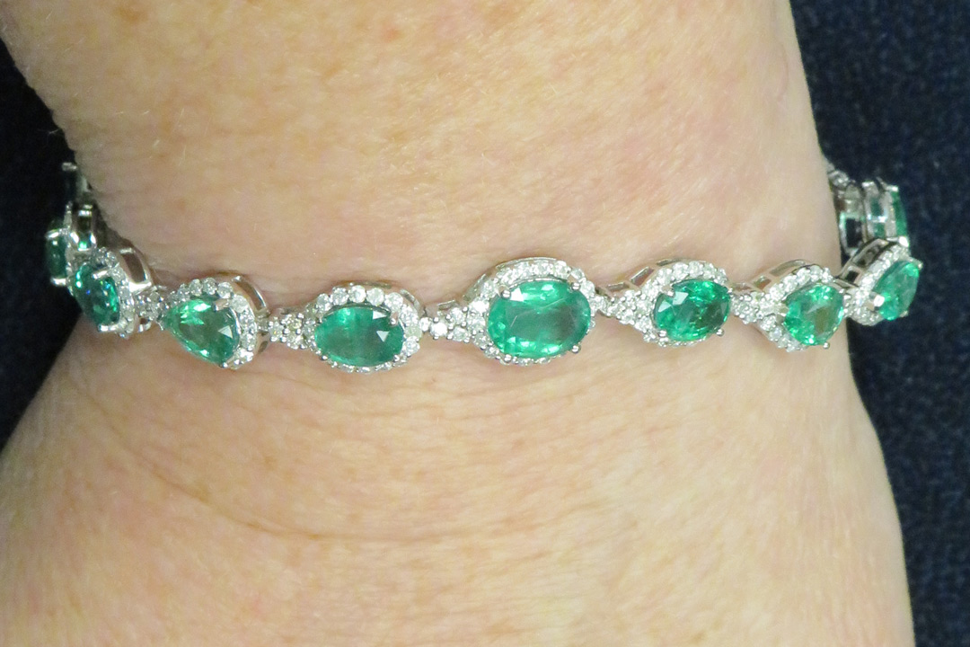 3rd Image of a N/A NATURAL EMERALD BERYL AND DIAMOND BRACELET