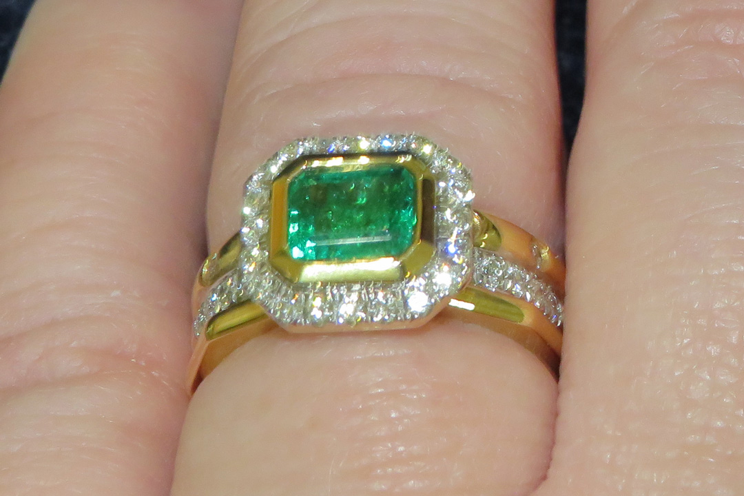 1st Image of a N/A LADY'S EMERALD DIAMOND RING